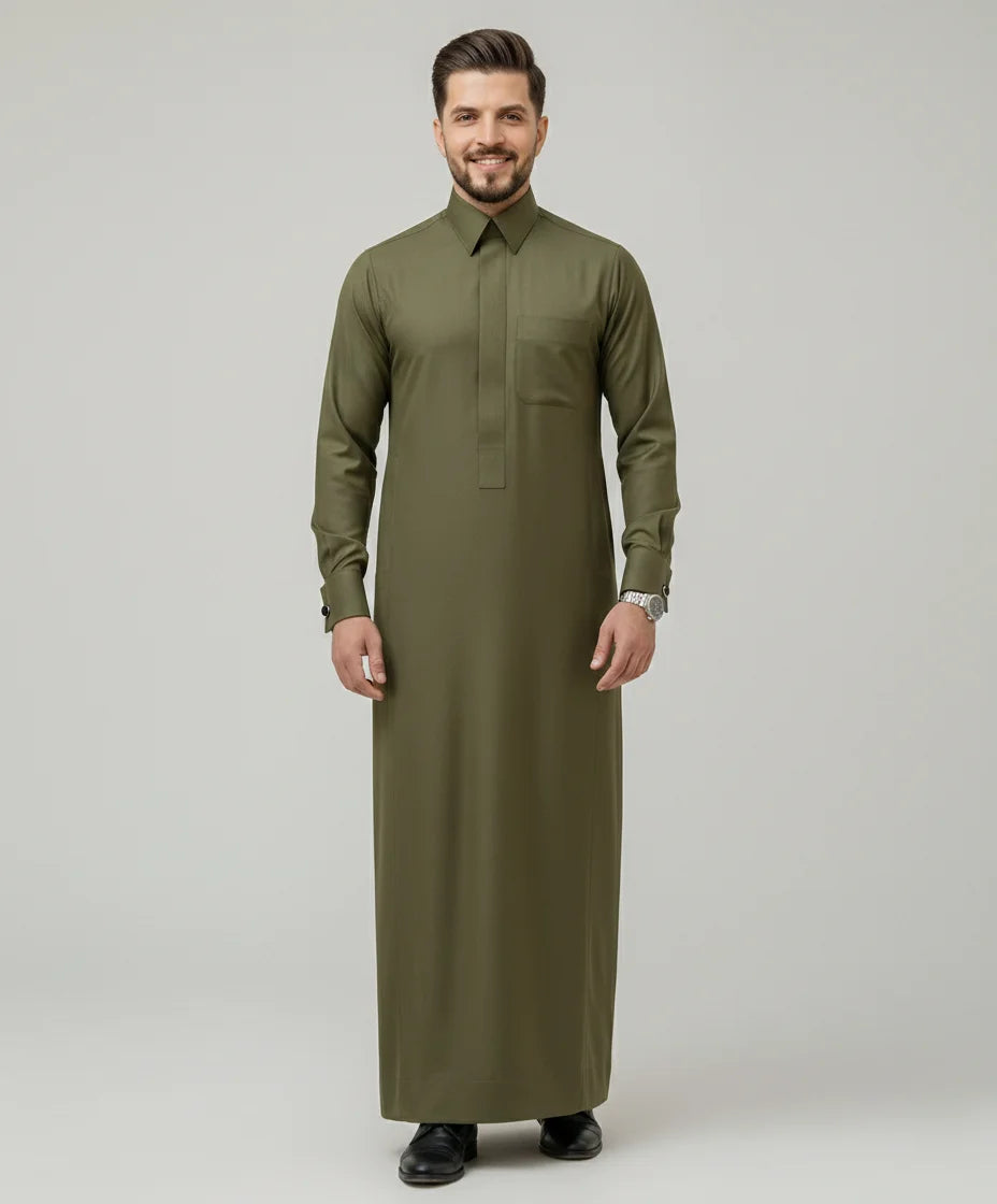 Olive Green Premium Formal Thobe – Classic Tailored Fit by Haybah featuring a rich olive green color, concealed front placket, structured turn-down collar, premium breathable fabric, tailored silhouette, and executive styling designed for formal meetings, business occasions, Eid gatherings, and modern Gulf fashion. ثوب أخضر زيتوني فاخر بقصة رسمية كلاسيكية وأسلوب أنيق يمنح الرجل مظهراً راقياً يجمع بين الفخامة والراحة والثقة في جميع المناسبات الرسمية.