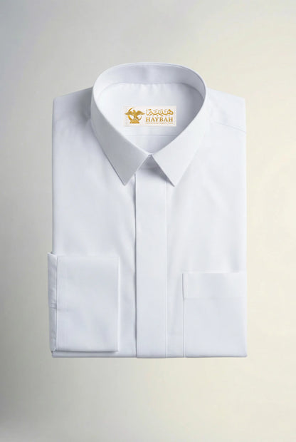 Folded Pure White Premium Thobe showcasing luxury craftsmanship, structured formal collar, concealed front placket, premium white fabric, and elegant formal wear construction by Haybah. ثوب أبيض مطوي بعناية يبرز جودة القماش الفاخرة والتفاصيل الدقيقة والتصميم الرسمي الأنيق المناسب للمناسبات الراقية.