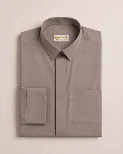 Folded Warm Grey Everyday Thobe displaying premium craftsmanship, structured collar, hidden placket, precise stitching, and breathable luxury fabric. Premium Saudi thobe, luxury jubba, men's Islamic clothing, ثوب سعودي فاخر, ثوب رجالي كلاسيكي, جلابية رجالية فاخرة, دشداشة رجالية أنيقة, ثوب يومي راقي, elegant Arab menswear suitable for Eid, Umrah travel, mosque visits, formal occasions, and modern professional lifestyles.