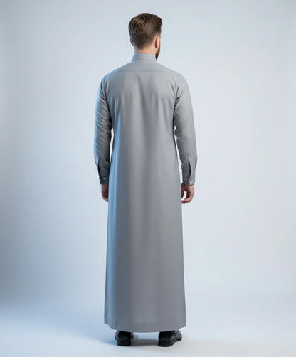 Back view of Elite Stone Grey Ceremony Thobe highlighting clean tailoring, flowing silhouette, premium construction, elegant drape, and timeless Gulf luxury styling for weddings, formal occasions, executive events, and distinguished celebrations. منظر خلفي لثوب رمادي حجري فاخر يبرز الانسيابية الأنيقة والتفصيل الراقي للمناسبات الرسمية والخليجية الراقية.
