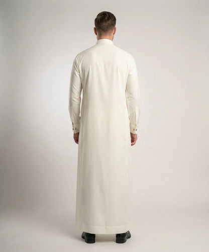 Back view of Off-White Royal Executive Thobe highlighting a clean tailored silhouette, premium fabric drape, elegant construction, and timeless formal menswear design. منظر خلفي لثوب أوف وايت فاخر يظهر القصة المتقنة والانسيابية المثالية والتفصيل الاحترافي لمظهر أنيق ومتوازن.