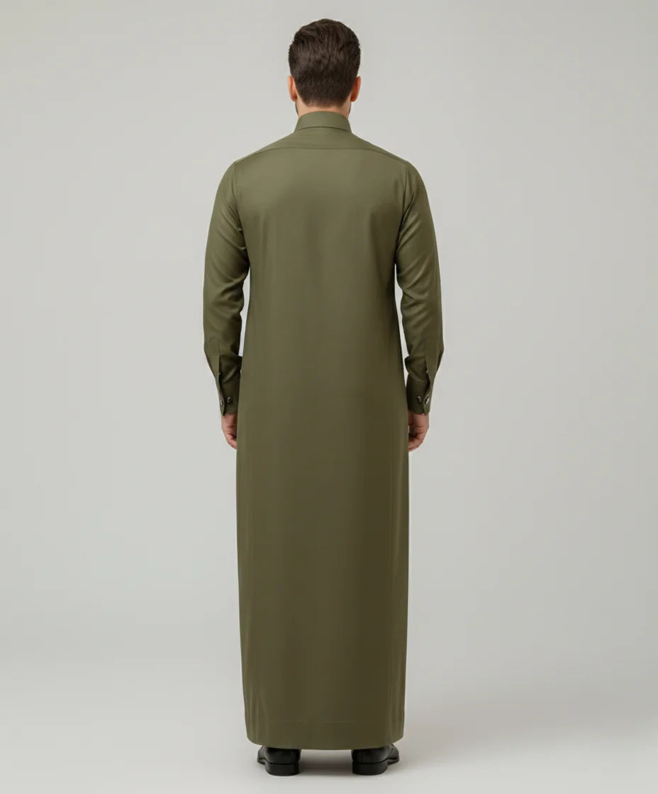 Back view of Olive Green Premium Formal Thobe highlighting its clean tailored construction, smooth fabric drape, structured fit, premium craftsmanship, and refined elegance suitable for professional and formal environments. منظر خلفي لثوب أخضر زيتوني فاخر يظهر القصة الانسيابية والتفصيل الاحترافي والمظهر الراقي المناسب للاجتماعات والمناسبات الرسمية.