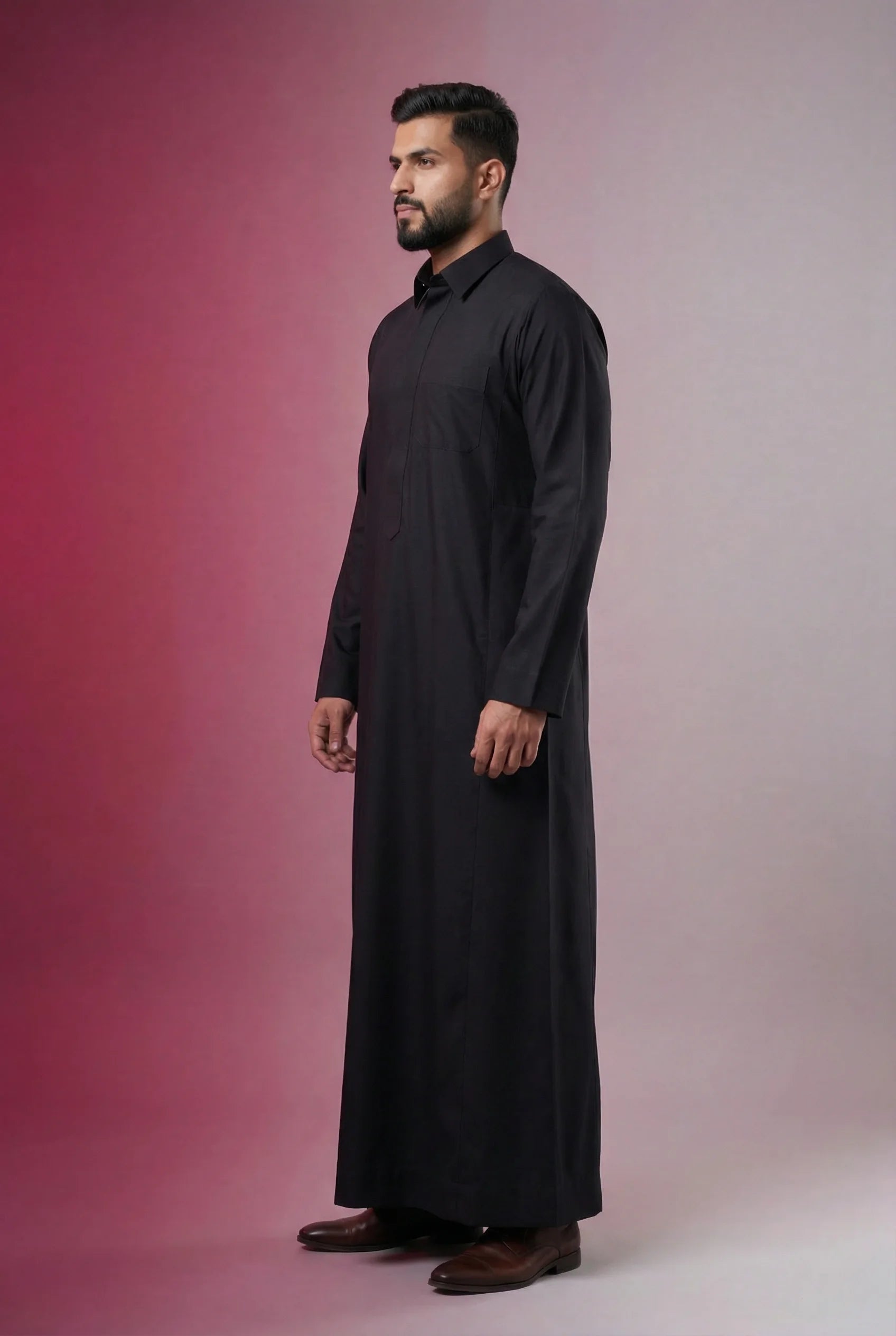 Deep Black Classic Thobe side profile showcasing structured tailoring, premium breathable fabric, concealed placket, and executive Saudi-inspired design. Luxury men's thobe, premium Saudi jubba, Islamic menswear, ثوب أسود أنيق, ثوب رجالي فاخر, ثوب سعودي مودرن, جلابية رجالية راقية, دشداشة رجالية حديثة, modest fashion designed for business professionals and formal occasions.
