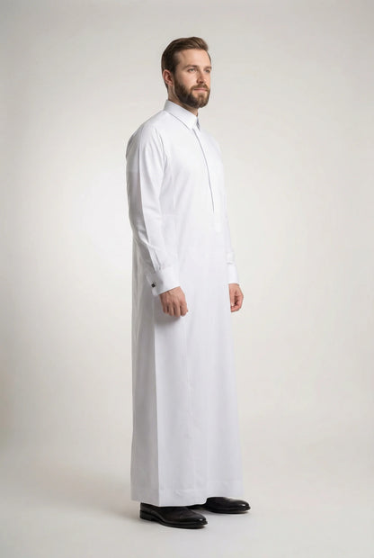 Side profile view of Imperial White Signature Thobe featuring executive tailoring, structured fit, premium breathable fabric, concealed placket, and timeless formal elegance for modern gentlemen. منظر جانبي لثوب أبيض فاخر يبرز التصميم العصري والخياطة الدقيقة والأناقة الراقية المناسبة للمناسبات الرسمية.