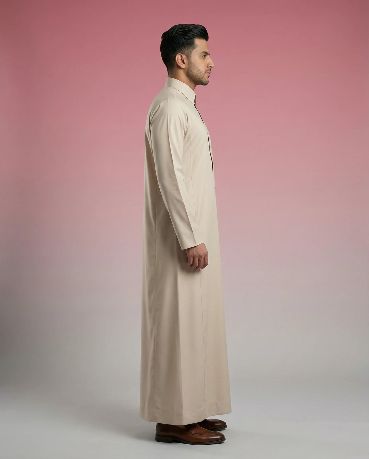 Side profile of Pearl Beige Classic Thobe displaying refined tailoring, elegant shirt collar, breathable premium fabric, and sophisticated full-length silhouette. Luxury men's thobe, Saudi jubba, Arabic menswear, ثوب سعودي فاخر, ثوب بيج لؤلؤي, ثوب رجالي أنيق, ثوب رسمي رجالي, جلابية رجالية راقية, دشداشة رجالية مودرن, premium Islamic fashion suitable for office wear, prayer, Ramadan, Eid, and special occasions.