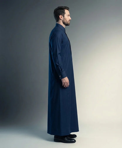 Side profile of Royal Midnight Formal Thobe featuring a sleek silhouette, luxury tailoring, concealed placket, premium comfort, executive sophistication, and refined Gulf fashion suitable for formal meetings, celebrations, weddings, and special occasions. منظر جانبي لثوب أزرق ليلي فاخر يعكس الفخامة الخليجية والتصميم الأنيق للمناسبات الرسمية.