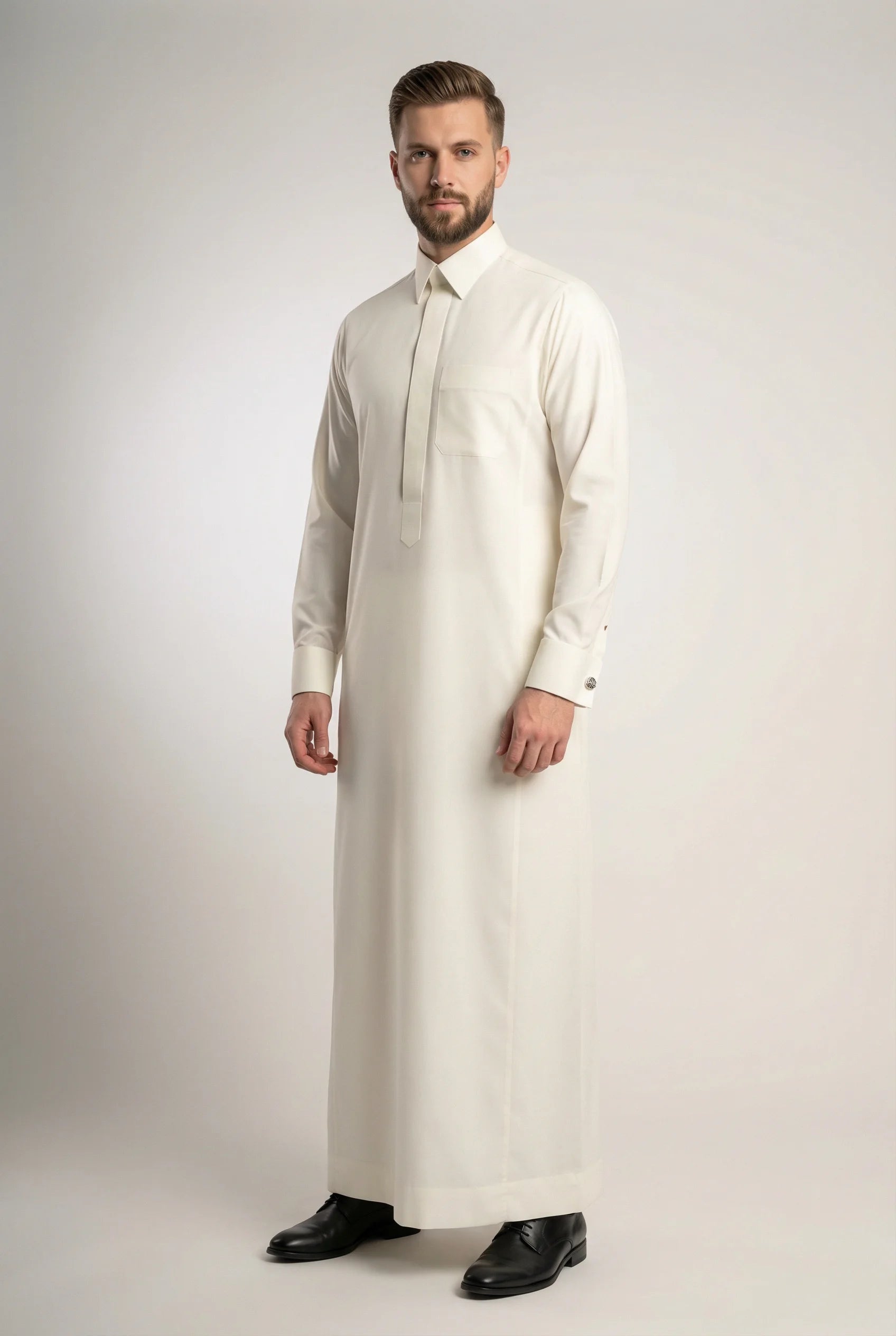 Front view of Off-White Royal Executive Thobe showcasing a refined formal collar, concealed placket, premium breathable fabric, executive tailoring, and sophisticated minimalist design. ثوب أوف وايت فاخر بإطلالة أمامية أنيقة تجمع بين البساطة الراقية والتفاصيل الفاخرة لتمنح الرجل حضوراً مميزاً وثقة عالية.