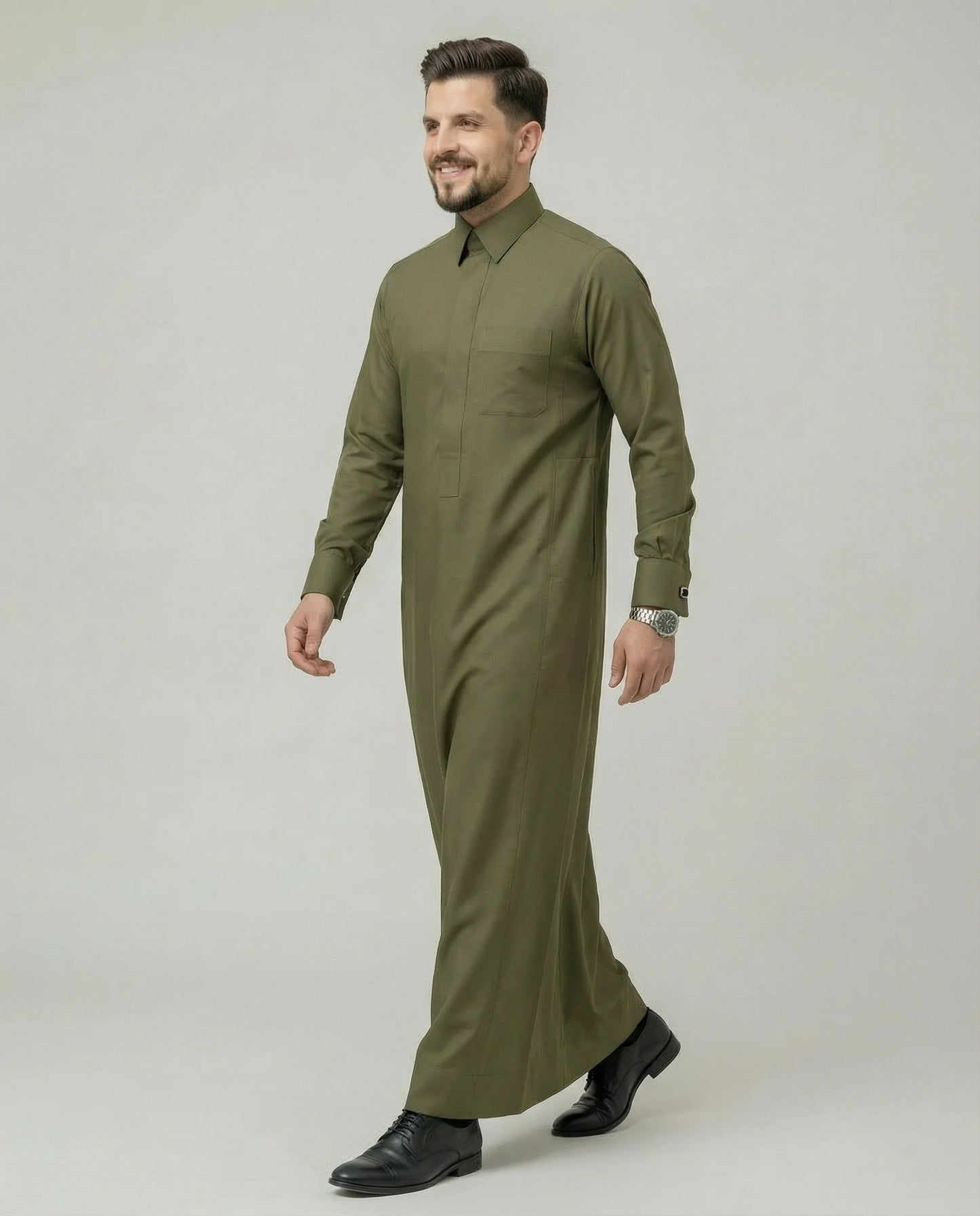 Walking view of Olive Green Premium Formal Thobe displaying confident movement, premium comfort, breathable fabric, executive elegance, and timeless sophistication for formal occasions, office wear, and distinguished events. إطلالة أثناء المشي لثوب أخضر زيتوني فاخر تعكس الثقة والرقي والراحة العالية مع تصميم أنيق يناسب مختلف المناسبات الرسمية.