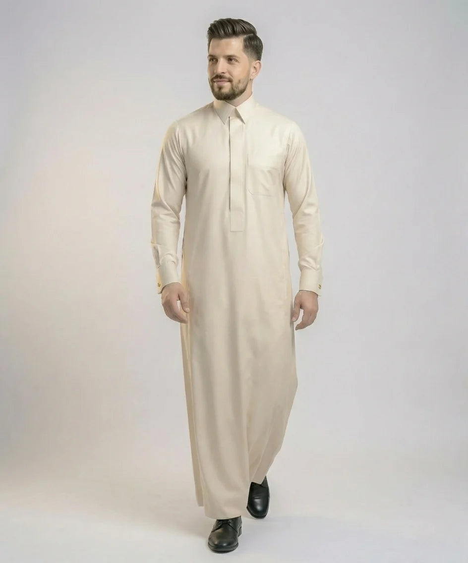 Walking view of Pearl Beige Modern Formal Thobe showcasing confident elegance, premium comfort, refined tailoring, breathable fabric, and timeless sophistication for offices, events, and distinguished occasions. إطلالة أثناء المشي لثوب بيج لؤلؤي فاخر تعكس الثقة والرقي والراحة العالية مع تصميم أنيق يناسب مختلف المناسبات الرسمية.