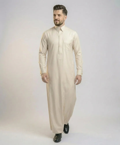 Walking view of Pearl Beige Modern Formal Thobe showcasing confident elegance, premium comfort, refined tailoring, breathable fabric, and timeless sophistication for offices, events, and distinguished occasions. إطلالة أثناء المشي لثوب بيج لؤلؤي فاخر تعكس الثقة والرقي والراحة العالية مع تصميم أنيق يناسب مختلف المناسبات الرسمية.